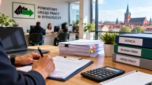 Mieszkanka Ełku wypełnia wniosek o dotację z Powiatowego Urzędu Pracy w Ełku na rozpoczęcie własnej działalności gospodarczej.