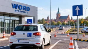 Samochód nauki jazdy z literą L podczas egzaminu praktycznego w Ełku, za kierownicą kandydat na kierowcę, obok egzaminator